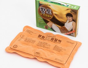 인견 황토 냉·온 찜질팩본 제품은 표면이 천연인견사 (Viscose Reyon) 입니다.기존제품보다 견고성, 편리성, 착용성이 월등합니다.장소에 구애받지않고 어느 곳에서도 온,냉찜질을 하실 수있습니다.본 제품을 사용시 보습의 효과를 느끼실 수 있습니다.전자렌지에서 2-3분이면 OK!​​​황토의 효능황토에서 내뿜는 바이오원적외선은 조상대대로 내려오는 황토요법에서 알 수 있듯이 원적외선 방사율이 높아(88%) 민간요법으로 널리 사용되고 있고 그 요법의 효과는 상업용자재 및 미용재료까지 널리 이용되고 있습니다.​​​​​제품의 특징몸에 좋은 원적외선을 방출하는 광석 (옥, 자수정, 황토, 맥반석, 게르마늄)을 이용, 밀폐된 팩을 이용하여 가정에서 사계절전자레인지나 끓는 물, 냉장고를 이용, 언제든지 필요로 하는 부위에 냉,온 찜질을 할 수 있어 건강에 도움을 줍니다.​※ 상기 광석에서 방출되는 원적외선은 알루미늄을 제외한 어떠한 물체도 통과할 수 있습니다.※ 밀폐된 팩에 열을 가하였을 시 광석에서 방출되는 원적외선은 2-3배 증가하게 됩니다.​​​​ 사용방법(※ 회전판이 정상적으로 회전하는지 확인 하십시오.)​ 온찜질시  전자레인지 사용  앞면을 접어 2-3분 정도 데우시고 뒷면을 다시 접어 2-3분 정도 데워서 사용하십시오. (총소요시간 4-5분) 앞면이나 뒷면 한쪽을 4-5분 정도 데우시면 데워지지 않는 부분이 있을 수 있습니다.​온찜질시​ 끓는물에 사용  반드시 찜질팩을 타올로 싼 상태로 찬물일 때 부터 넣어 끓기 시작하면 5분후 불을 끄고 10분 정도 기다린 후 사용하십시오. 찜질팩을 타올로 싸지 않은 상태에서는 금속과 찜질팩이 접했을 시 찜질팩이 손상될 수 있습니다.​​ 냉찜질시 냉장고,냉장실 사용 냉장고의 냉장실에 2-3시간 넣었다 사용하십시오. 냉동실에 사용 시에는 30분 정도 넣었다 사용하십시오. 냉동실 사용 시 30분 이상 넣어두면 찜질팩의 내용물이 얼어 착용 시 결로현상으로 인해 외피에 물기가 생겨사용이 불편하고 외피가 얼어 손상될 수 있습니다​. ​[주의사항]  (※ 충전제가 충분히﻿ 있는지 확인후 사용하십시오.)​​      ​• 전자레인지 사용 시 5분이상 가열하면 찜질팩이 손상 될 우려가 있으니 꼭 시간을 엄수하여 주십시오.​• 냉, 온찜질 시 동, 화상의 우려가 있으니 반드시 타올로 싸서 피부에 직접적으로 닿지 않게 사용하십시오.• 사용 후 파손되어 사용하지 못할 시, 찜질팩을 절개하여 소금을 뿌려주면 내용물은 물로 변하게 됩니다.​•​​ 찜질팩 내용물은 인체에 무해한 성분으로 친환경 소재로 만들어진 제품입니다.​• 제품이 운송 도중 또는 사용 전 파손 시 구입처에서 교환 하여 주십시오.​• 못이나 가위 등 날카로운 물건으로 찌르거나 찢지마십시오. ​• 노약자와 어린이의 사용 시 홀로 사용하지 않도록 하십시오.• 찜질용 용도 외에는 절대 사용하지 마십시오.​  