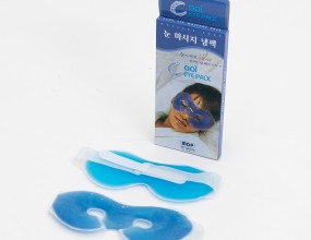 ﻿Cool eye pack세안후 , 목욕후 , 화장전 , 운동전 / 후 사용!​​​사용방법냉장실에 1시간 이상 팩을 보관후 양쪽 밴드를 힘껏 당겨 눈에 최대한 밀착 시킨후 눌러 사용하여 주십시오. 5분이상 사용하여도 효과는 단 5분 사용과 차이가 나지 않습니다.사용후 팩을 비닐팩에 담아 항상 냉장고에 보관하십시오.세안후 > 목욕후 > 화장전 > 운동전후​​사용방법 2​사용후 2~3분이 지나면 팩의 냉기가 피부의 세포를 자극, 눈 주위의 경직된 근육을 풀어주며 체내 세포를 자극 피부의 재생력을 촉진 모공진정 효과로 상쾌한 하루를 시작할 수 있습니다. ​​​[주의사항]​​• 피부 손상 및 동상의 위험이 있으니 냉동 후 피부에 직접적으로 닿게 사용 하지 마십시오. • 사용 후 파손되어 사용하지 못할 시, 찜질팩을 절개하여 소금을 뿌려주면 내용물은 물로 변하게 됩니다.• 찜질팩 내용물은 인체에 무해한 성분으로 친환경 소재로 만들어진 제품입니니다.• 못이나 가위 등 날카로운 물건으로 찌르거나 찢지 마십시오. • 노약자와 어린이의 사용시 홀로 사용하지 않도록 하십시오.• 파손의 위험이 있으니 냉동 보관 하지 마십시오.​• 찜질용 용도 외에는 절대 사용하지 마십시오. 