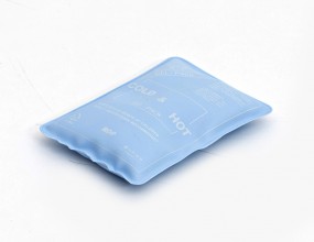 Cool and Hot Pack (Small size) 사용방법온찜질 시 전자레인지에 30초정도, 끓는 물에 1~2분정도 가열후 사용하십시오.냉찜질시 냉장실에 2시간이상, 냉동실에 30분정도 냉각 후 사용하십시오.(냉동실에 동결시 결로현상이 발생할 수 있으니 가능한 삼가하여 주십시오.)​​​사용방법 2운동 전후 근육의 경직완화에 사용수술 전후, 붓기제거에 냉, 온찜질 가능 (냉,온 선택은 의사의 지시에 맞게 사용하여 주십시오.)​ [주의사항] • 냉.온찜질 시 동.화상의 우려가 있으니 반드시 타올에 감싼 후 피부에 닿지 않게 사용하십시오.​• 전자레인지 사용 시 30초이상 가열하면 찜질팩이 손상 될 우려가 있으니 꼭 시간을 엄수하여 주십시오.• 사용 후 파손되어 사용하지 못할 시, 찜질팩을 절개하여 소금을 뿌려주면 내용물은 물로 변하게 됩니다.• 찜질팩 내용물은 인체에 무해한 성분으로 친환경 소재로 만들어진 제품입니니다.​ • 못이나 가위 등 날카로운 물건으로 찌르거나 찢지 마십시오. ​• 노약자와 어린이의 사용시 홀로 사용하지 않도록 하십시오.• 찜질용 용도 외에는 절대 사용하지 마십시오.​  